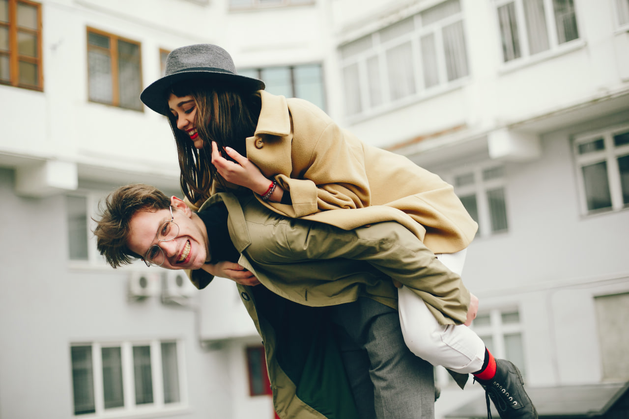 How to Tell If a Girl Likes You and What to Look For