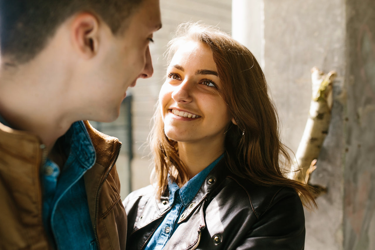 How to know if someone likes you: Body Language and Psychology