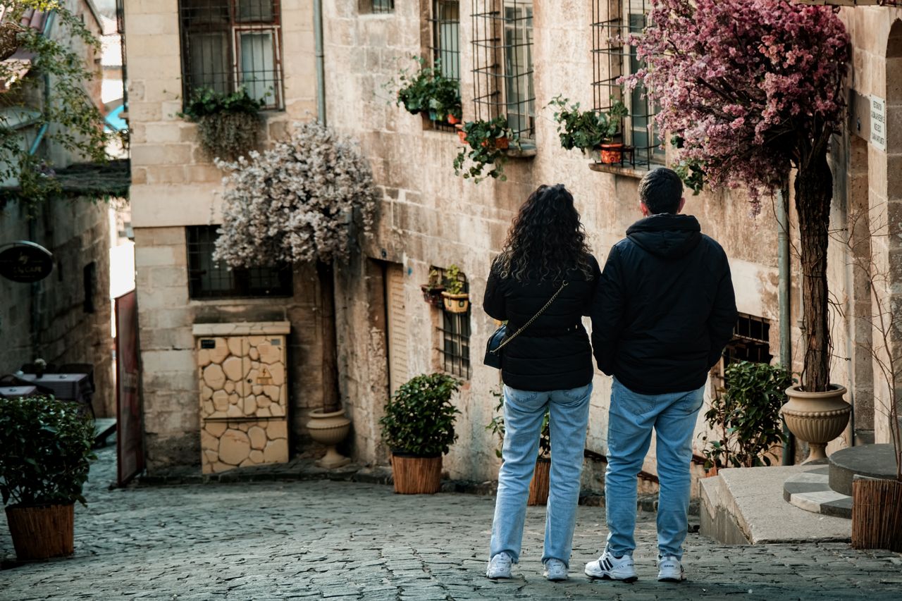 How to Ask a Girl Out Over Text: Best Messages, Timing, and What Not to Say