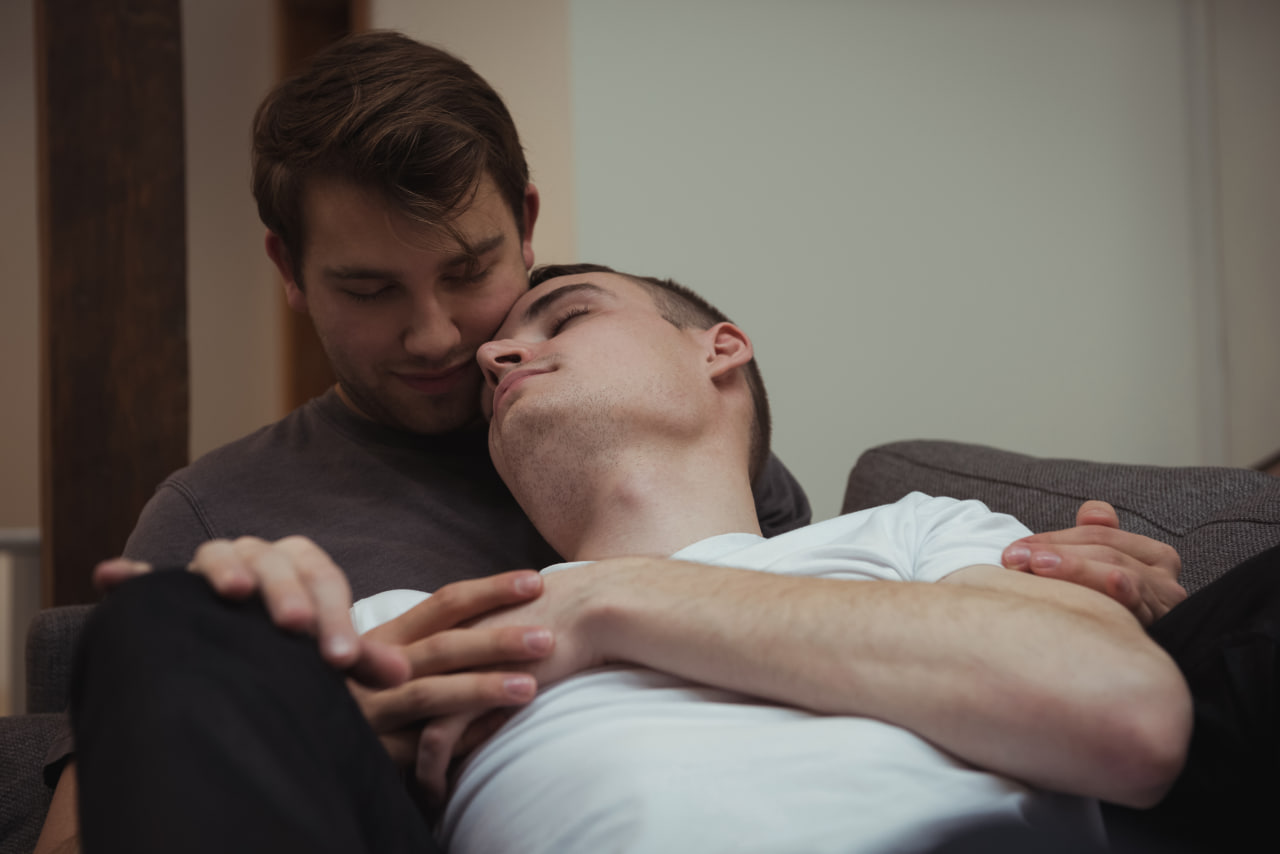 Ein Paar bisexueller M&auml;nner genie&szlig;t die authentische Beziehung und verbringt Zeit zusammen.