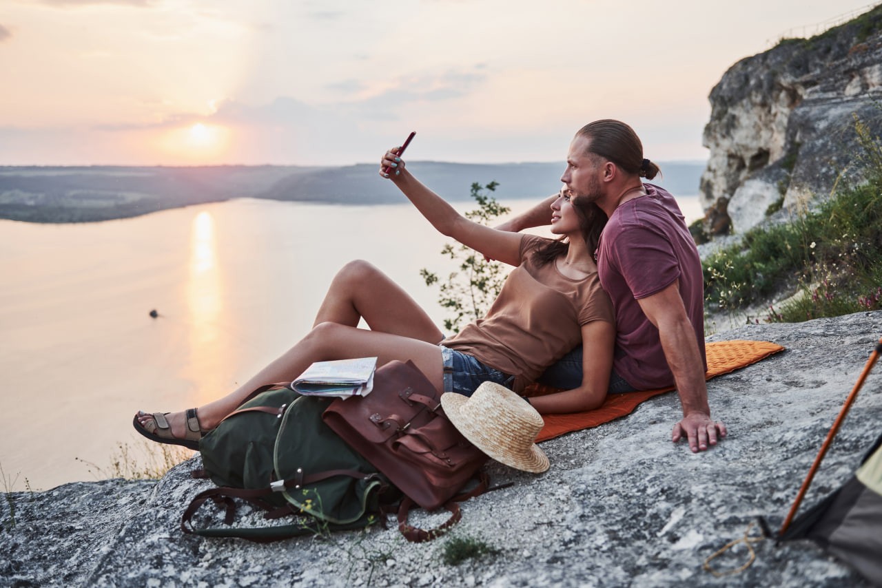 Happy couple met through the best travel dating app