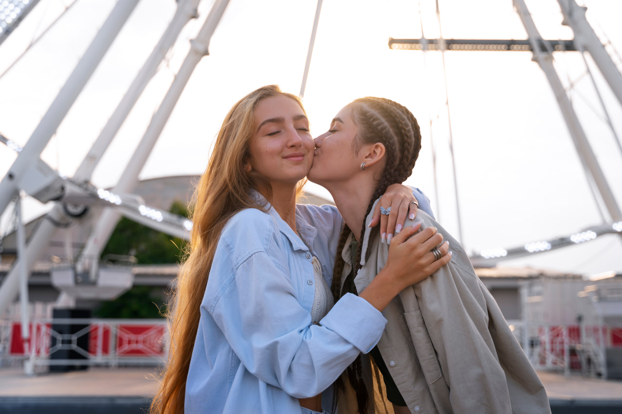 Un couple de femmes bisexuelles &eacute;panouies dans une relation sans st&eacute;r&eacute;otypes gr&acirc;ce au site rencontre bi.