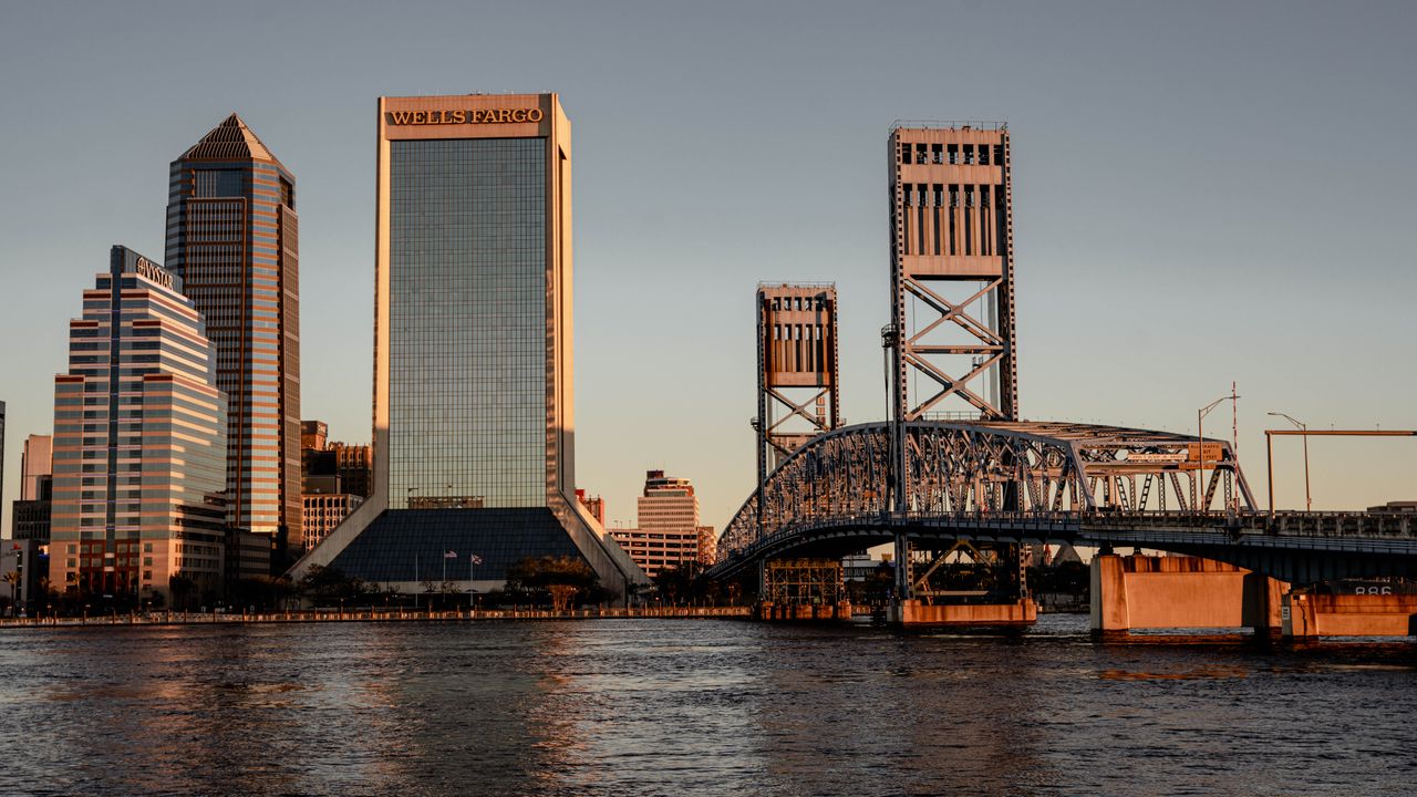 Jacksonville skyline and Main Street Bridge over the river