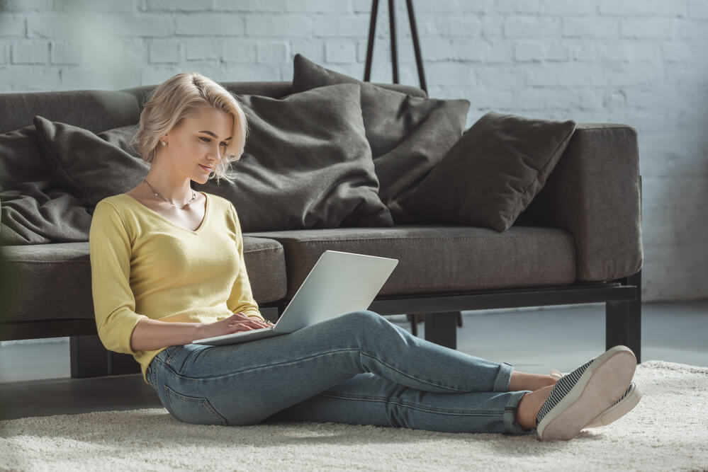 How to write a dating headline for women