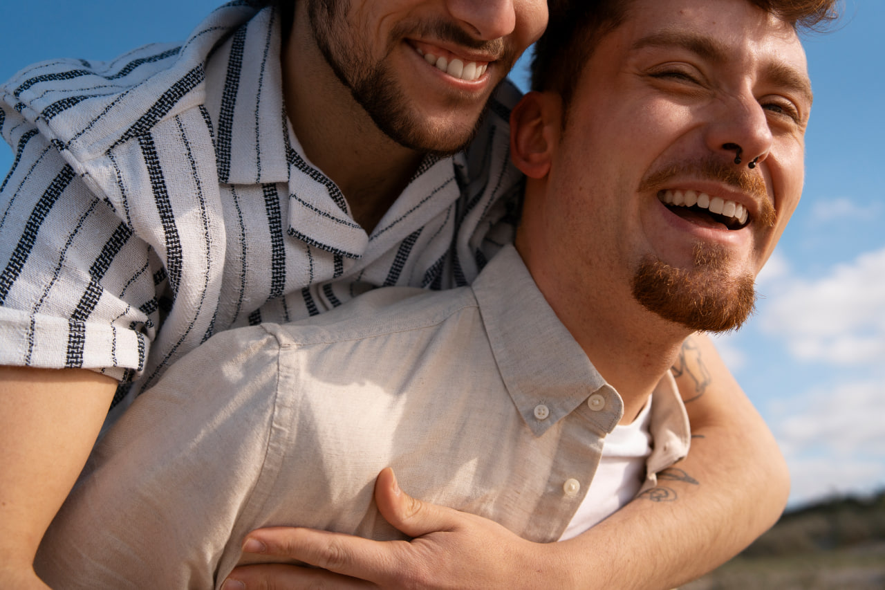 Ein Paar bisexueller Männer genießt die authentische Beziehung und verbringt Zeit zusammen.