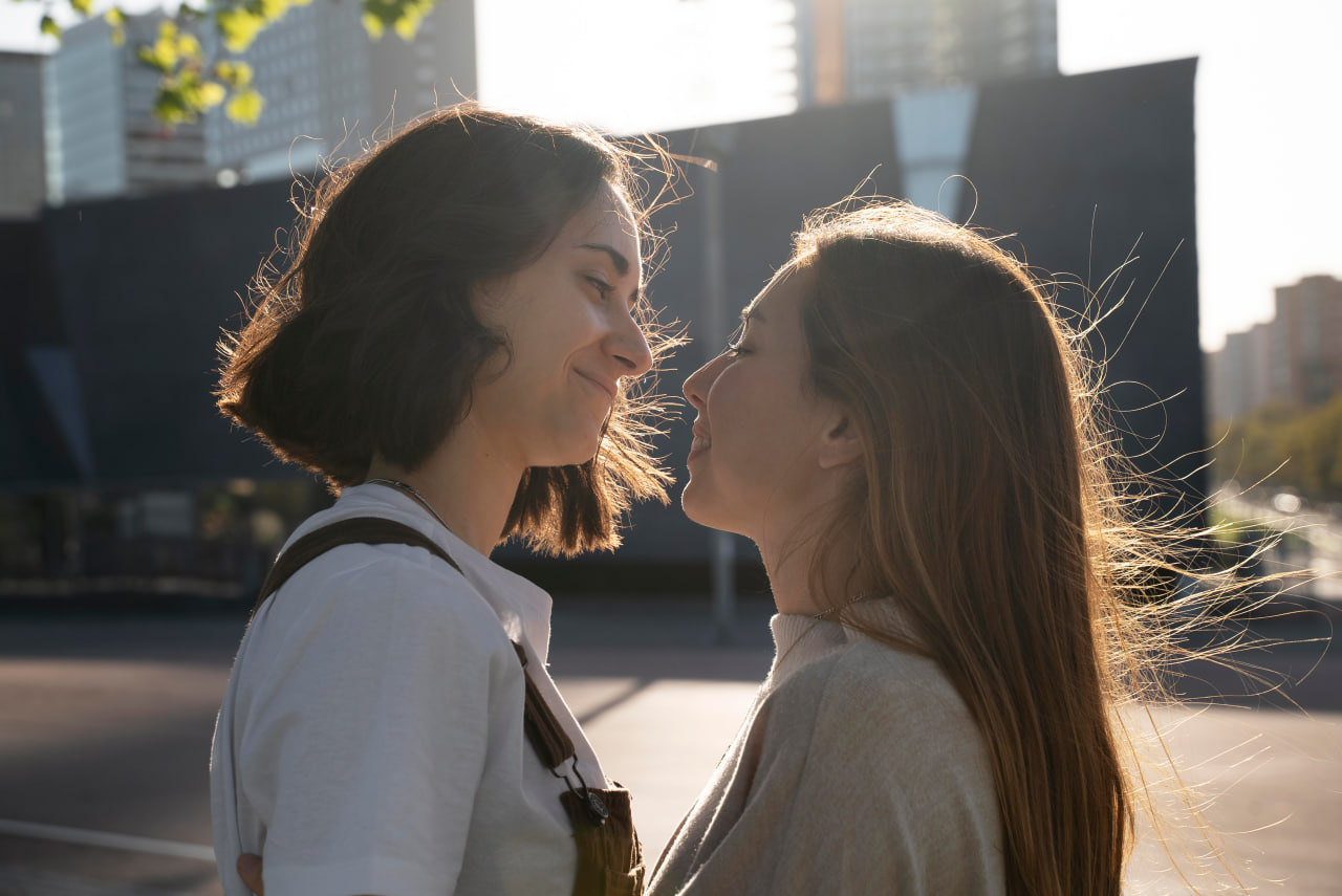 Ein Paar bisexueller Frauen genießt eine ehrliche Verbindung und gemeinsame Zeit ohne Vorurteile