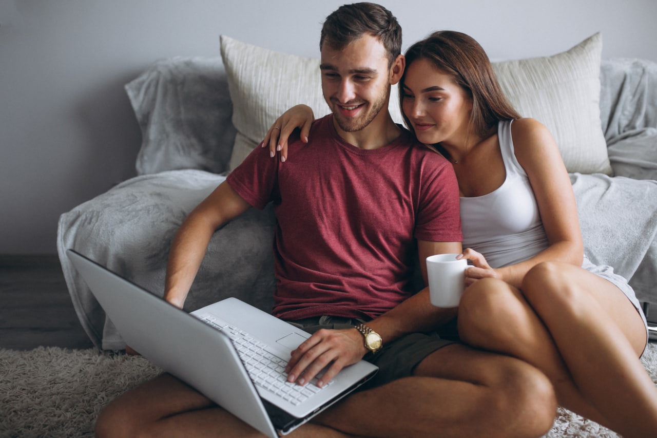 Una pareja enamorada que comparte su universo tras encontrarse en el sitio de citas para geeks Kismia.