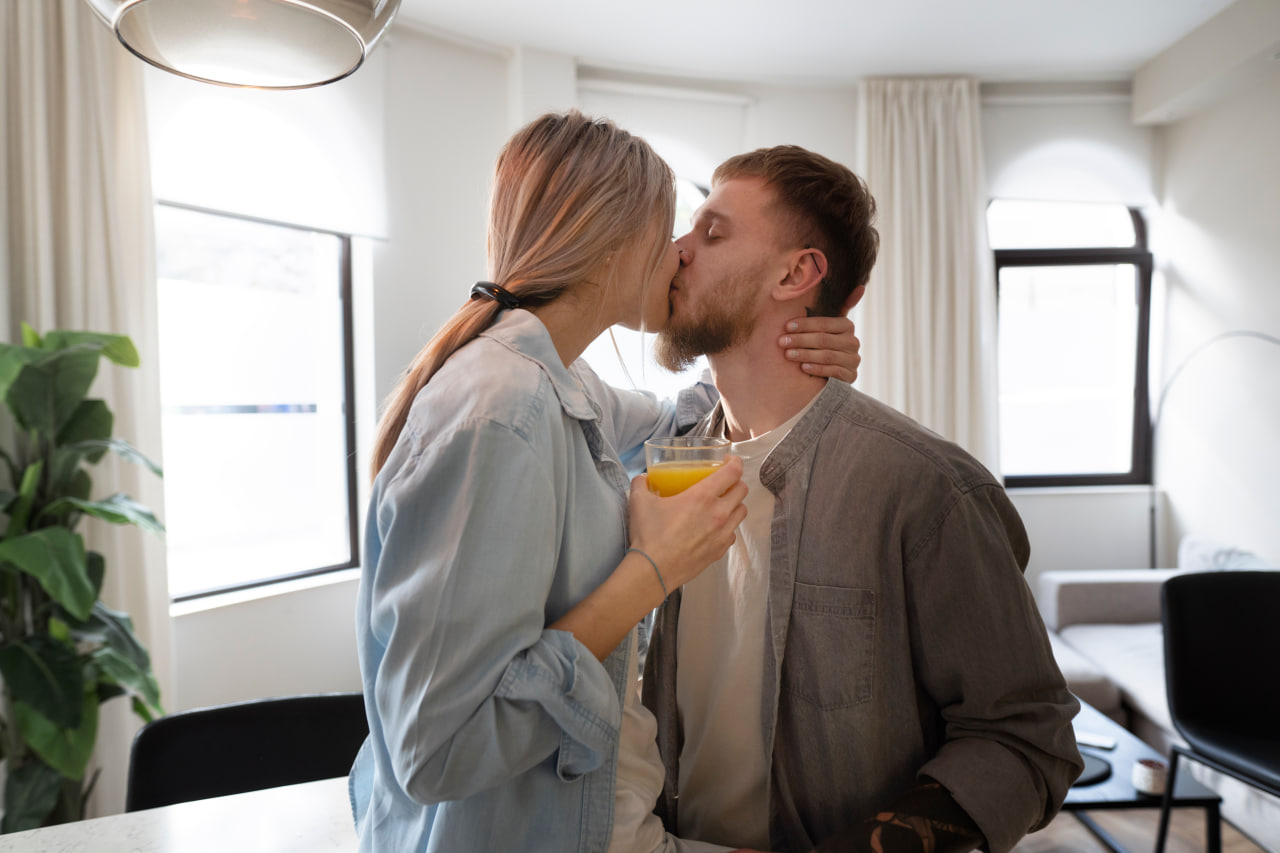 Un couple d'introvertis complices qui ont trouvé l'amour sur Kismia, l'application de rencontre pour introvertis.