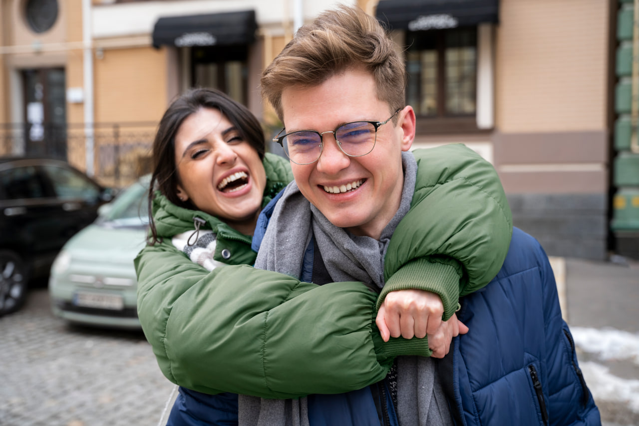 Um casal feliz que valoriza a inteligência e a curiosidade, unido pelo app de namoro para nerds.