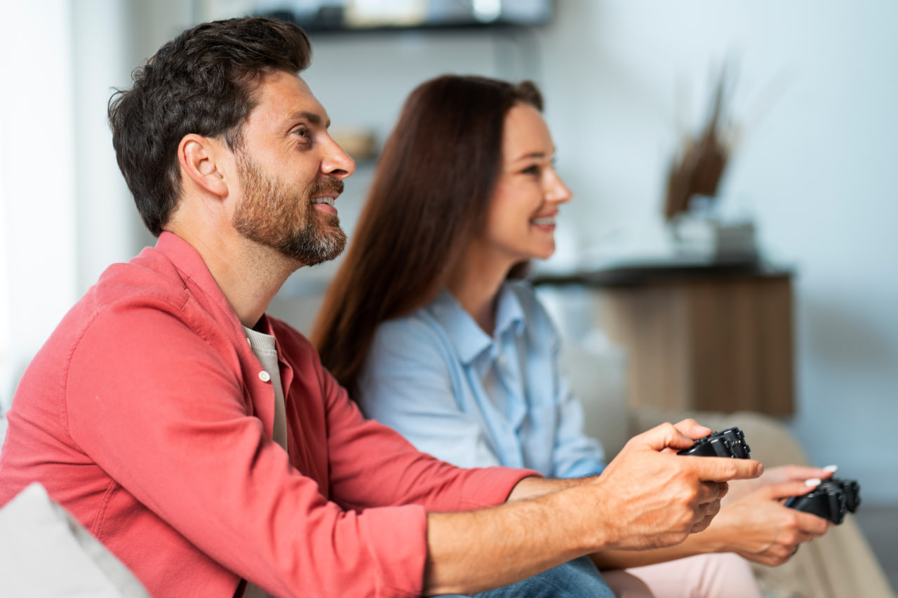 El encuentro romántico de una pareja feliz que encontró a su Player 2 ideal en las citas para gamers.