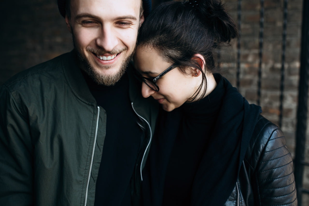 Deux amoureux complices qui ont trouvé leur alter ego intellectuel sur l'app de rencontre nerds.