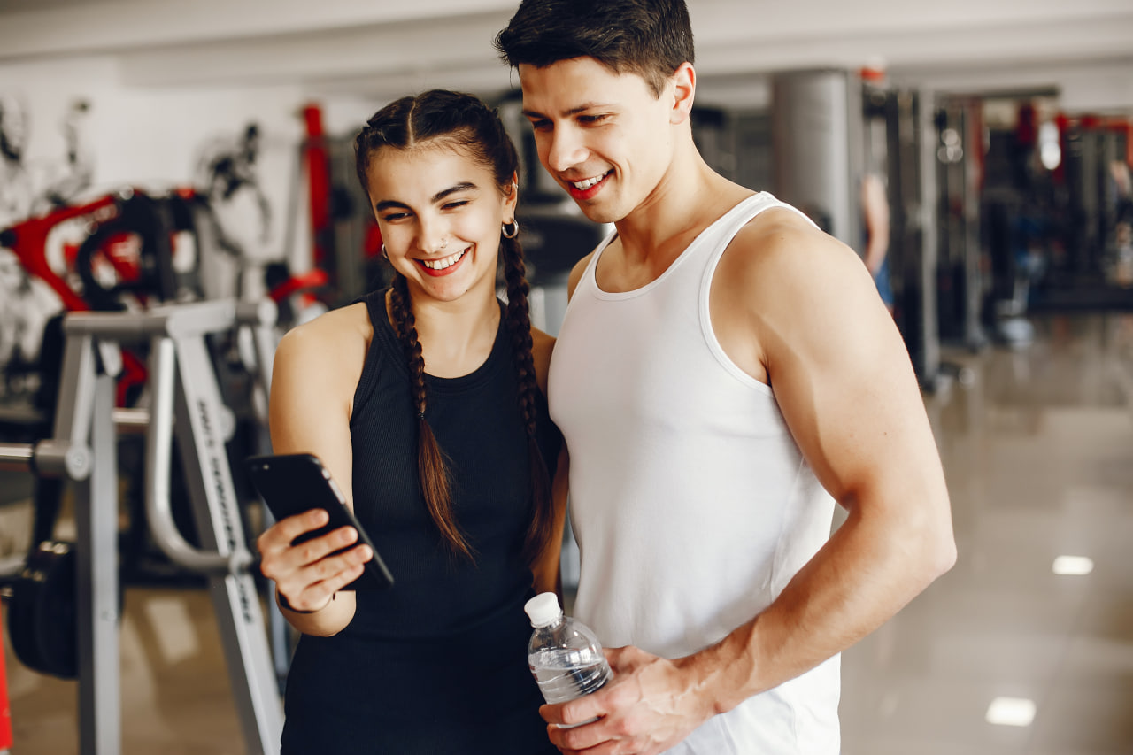 Um momento de cumplicidade e romance entre um casal ativo unido pelo namoro fitness Kismia.