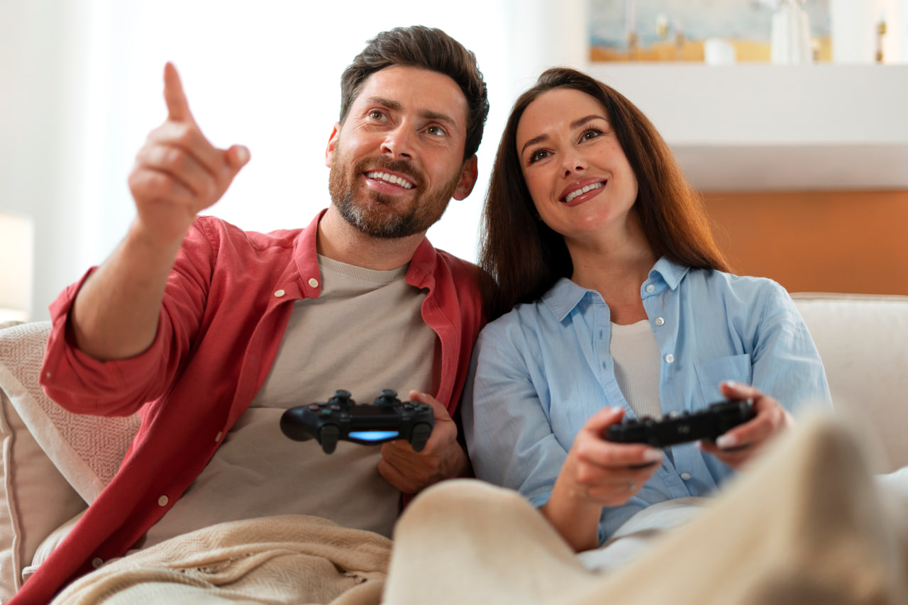 Ein Paar auf derselben Wellenlänge genießt die gemeinsame Zeit dank Gamer-Dating auf Kismia.