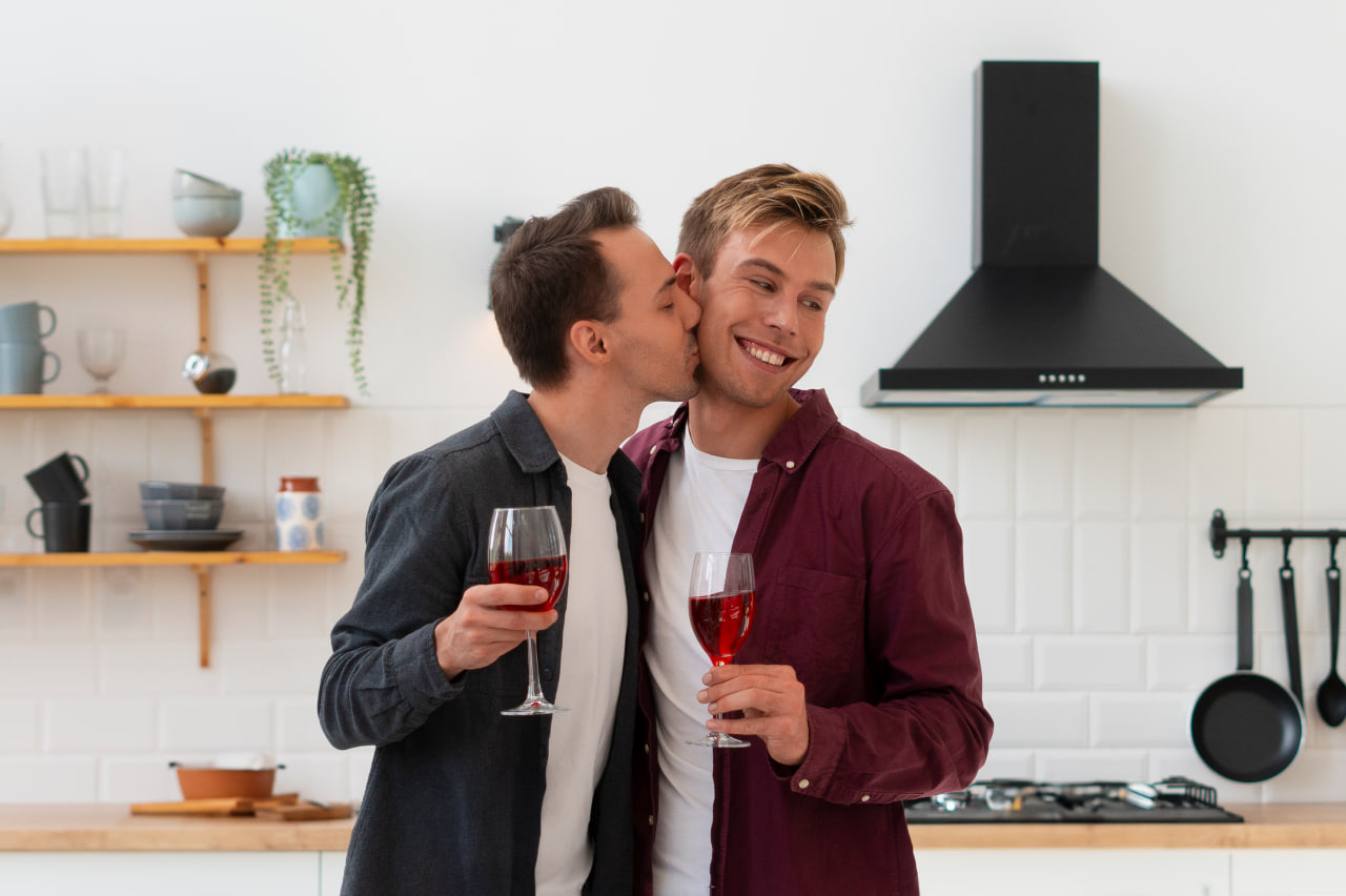 Dois homens bissexuais vivendo um relacionamento autêntico e real graças ao namoro para homens bi Kismia.