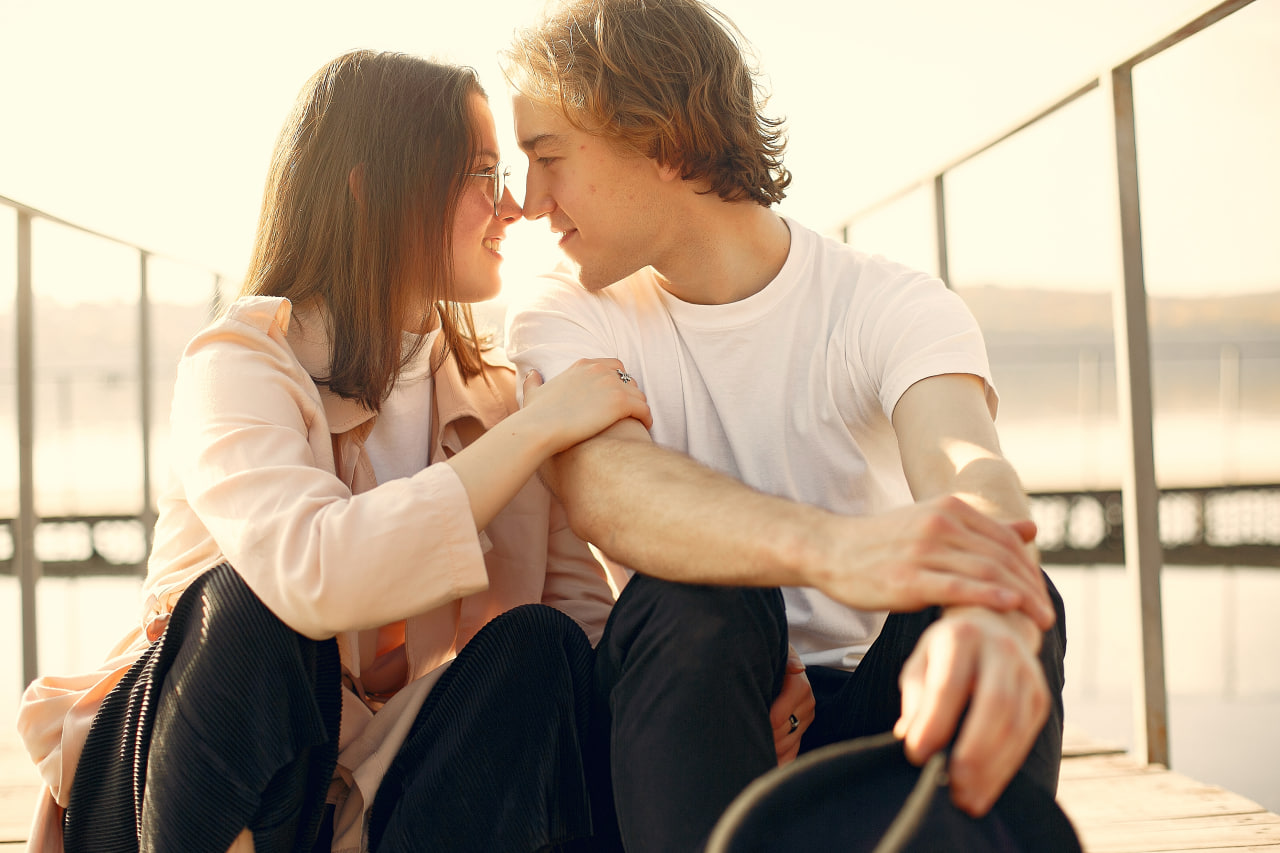 Um casal que encontrou uma conexão real através do Kismia, o app para introvertidos.