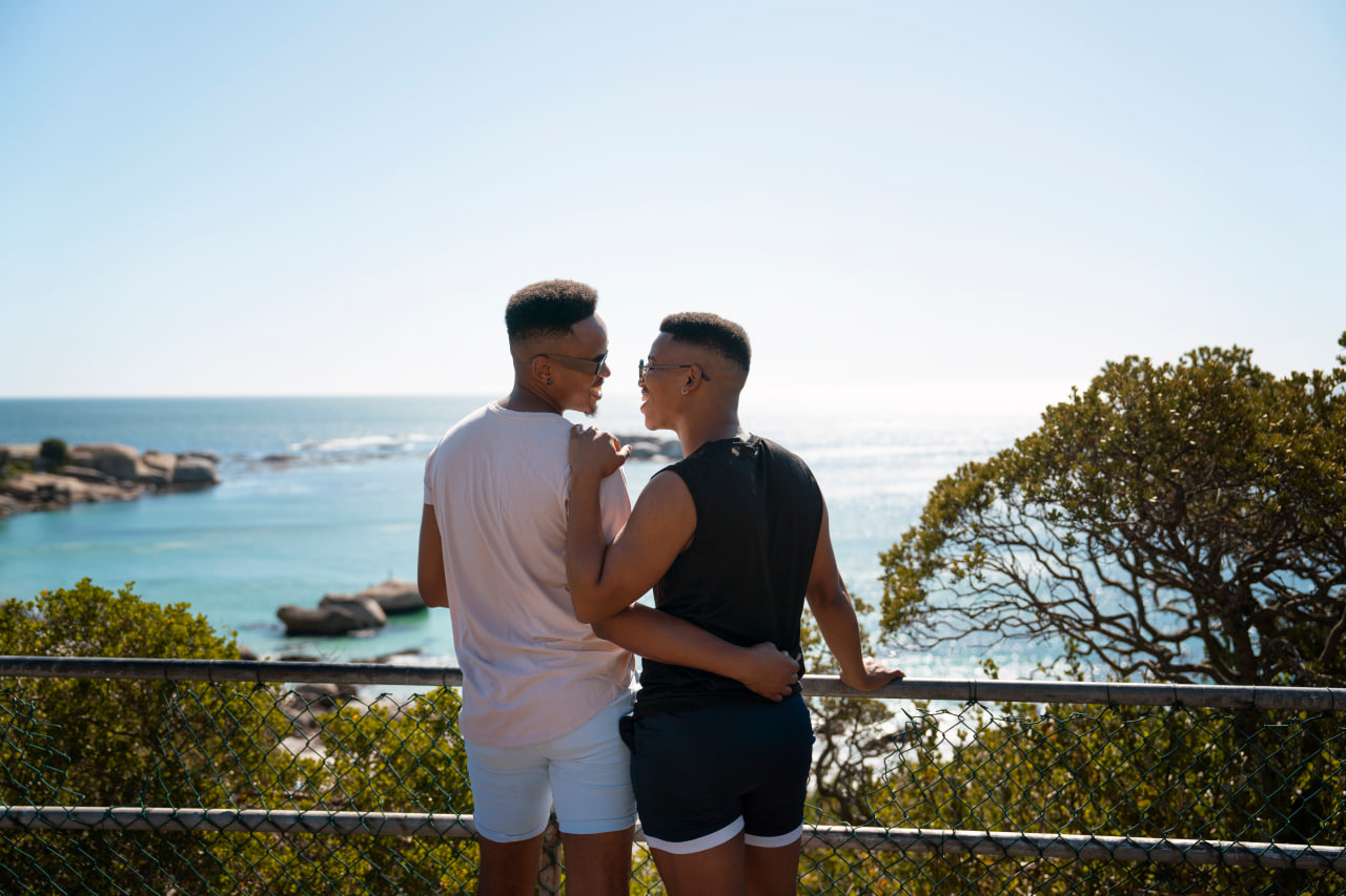 Dos hombres bisexuales disfrutando de una relación real y auténtica gracias a las citas para hombres bi Kismia.