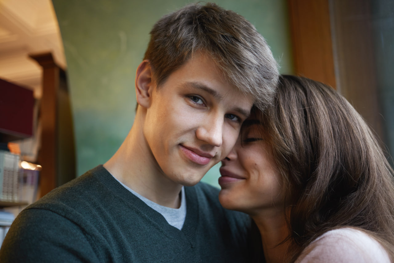 Ein glückliches Paar genießt die Ruhe und Zeit zu zweit, nachdem sie sich über das Dating-Portal für Introvertierte gefunden haben