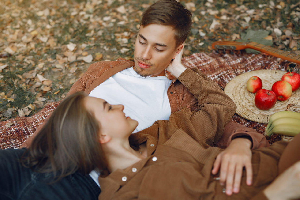 Una pareja feliz que encontró una conexión real a través de Kismia, la app para introvertidos.
