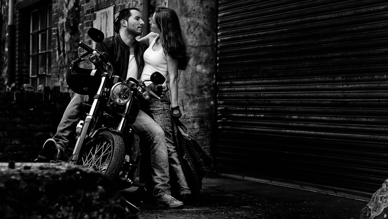 Ein glückliches Biker-Paar genießt das Lebensgefühl auf zwei Rädern, nachdem sie sich online gefunden haben