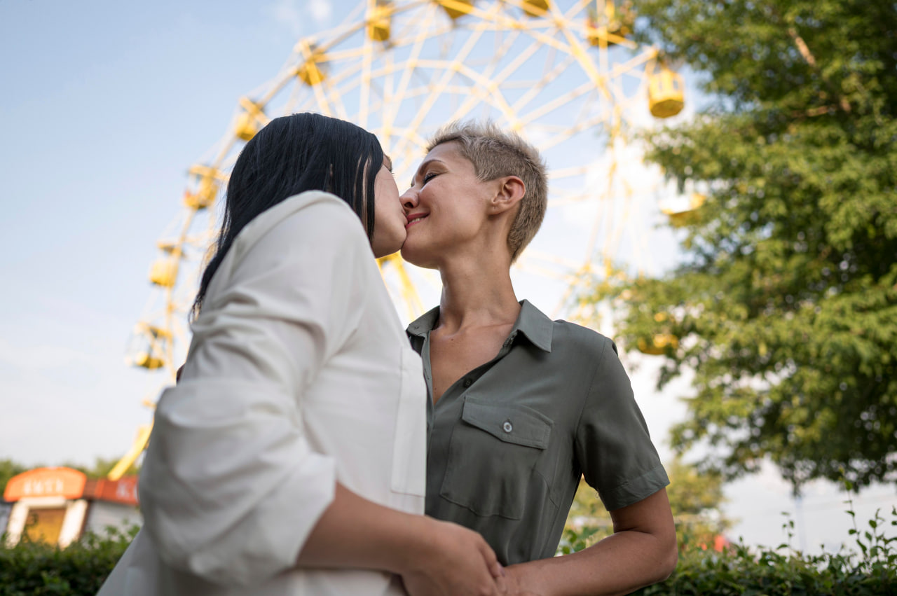 Un couple de femmes bisexuelles épanouies dans une relation sans stéréotypes grâce au site rencontre bi.