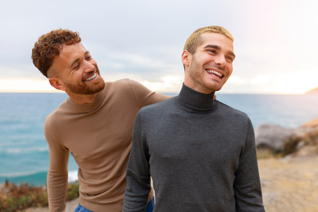 Deux hommes bisexuels heureux en couple après s'être rencontrés sur l'app rencontre bi Kismia.