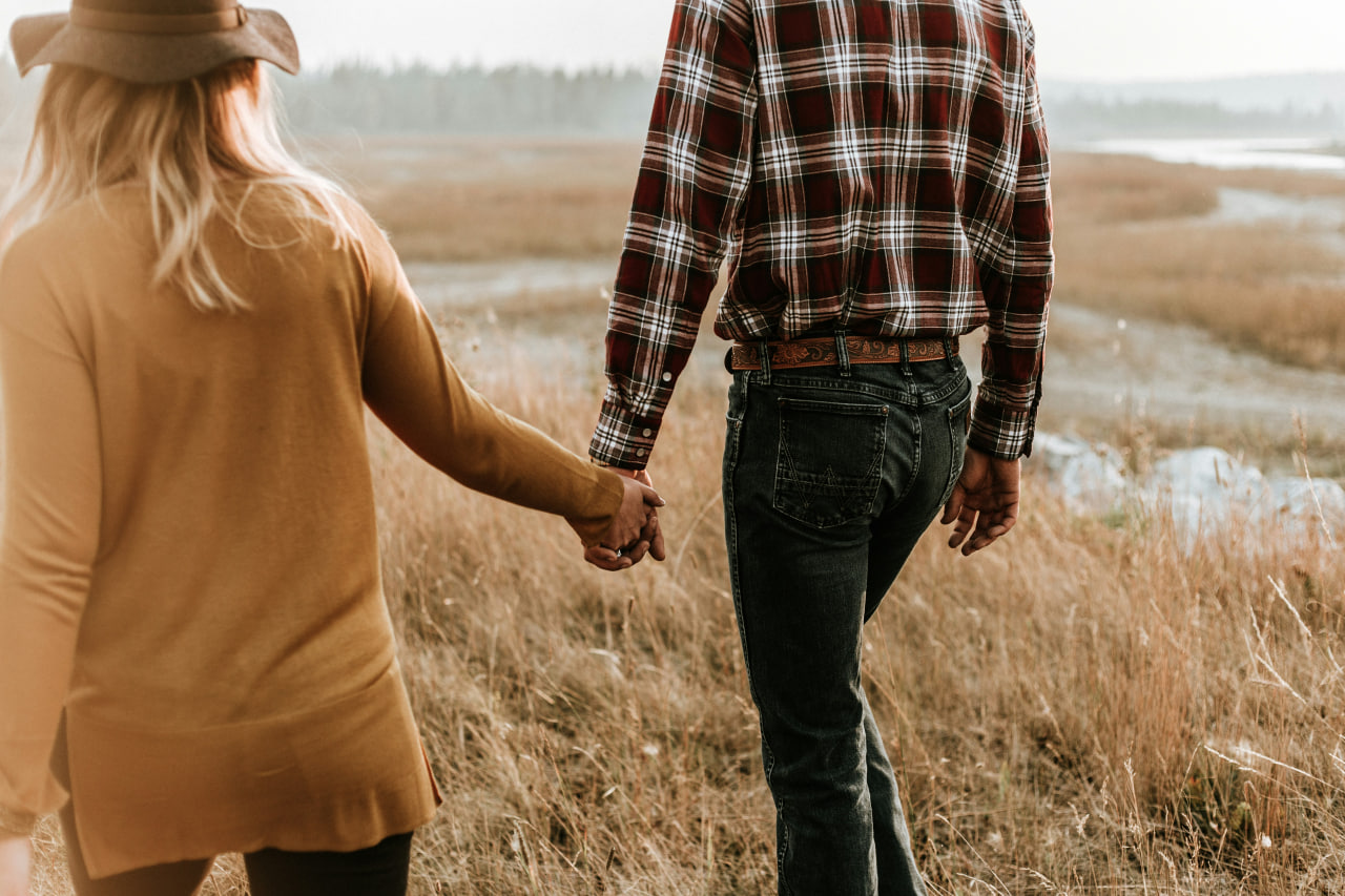 Um casal autêntico vivendo uma linda história de amor após se conhecer no site de namoro para cowboys.