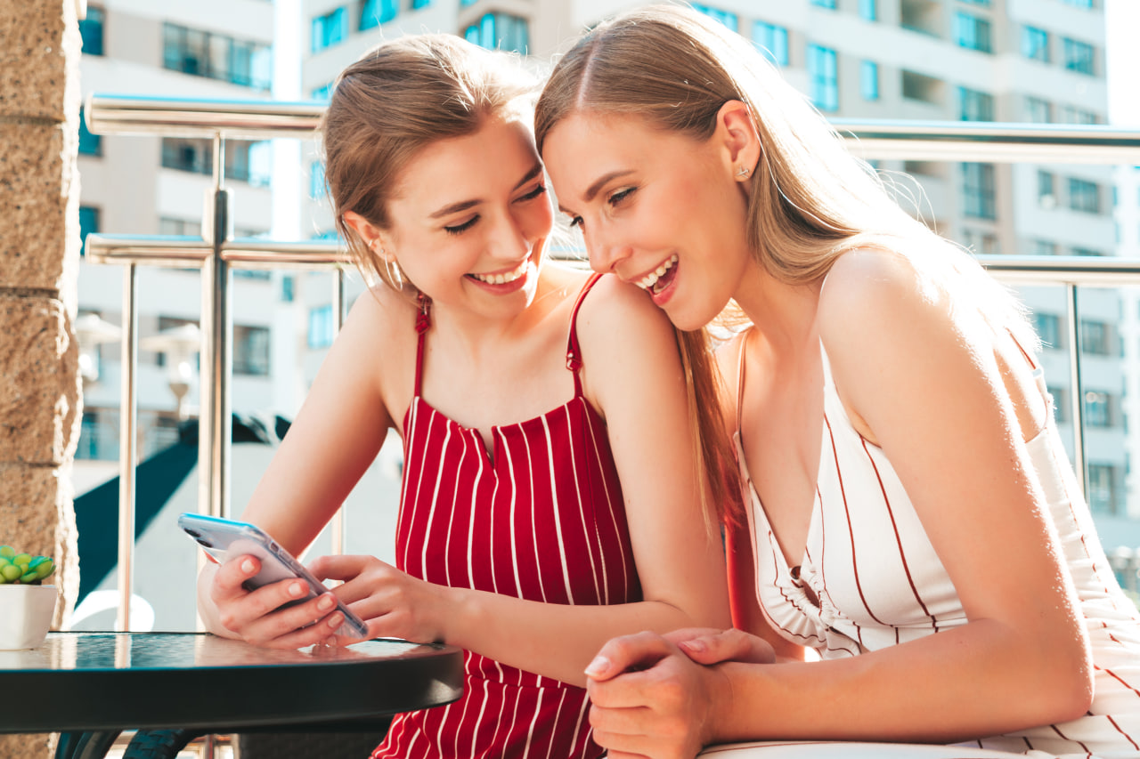 Duas mulheres bissexuais felizes em um relacionamento sério e sem julgamentos nascido no namoro para mulheres bi.