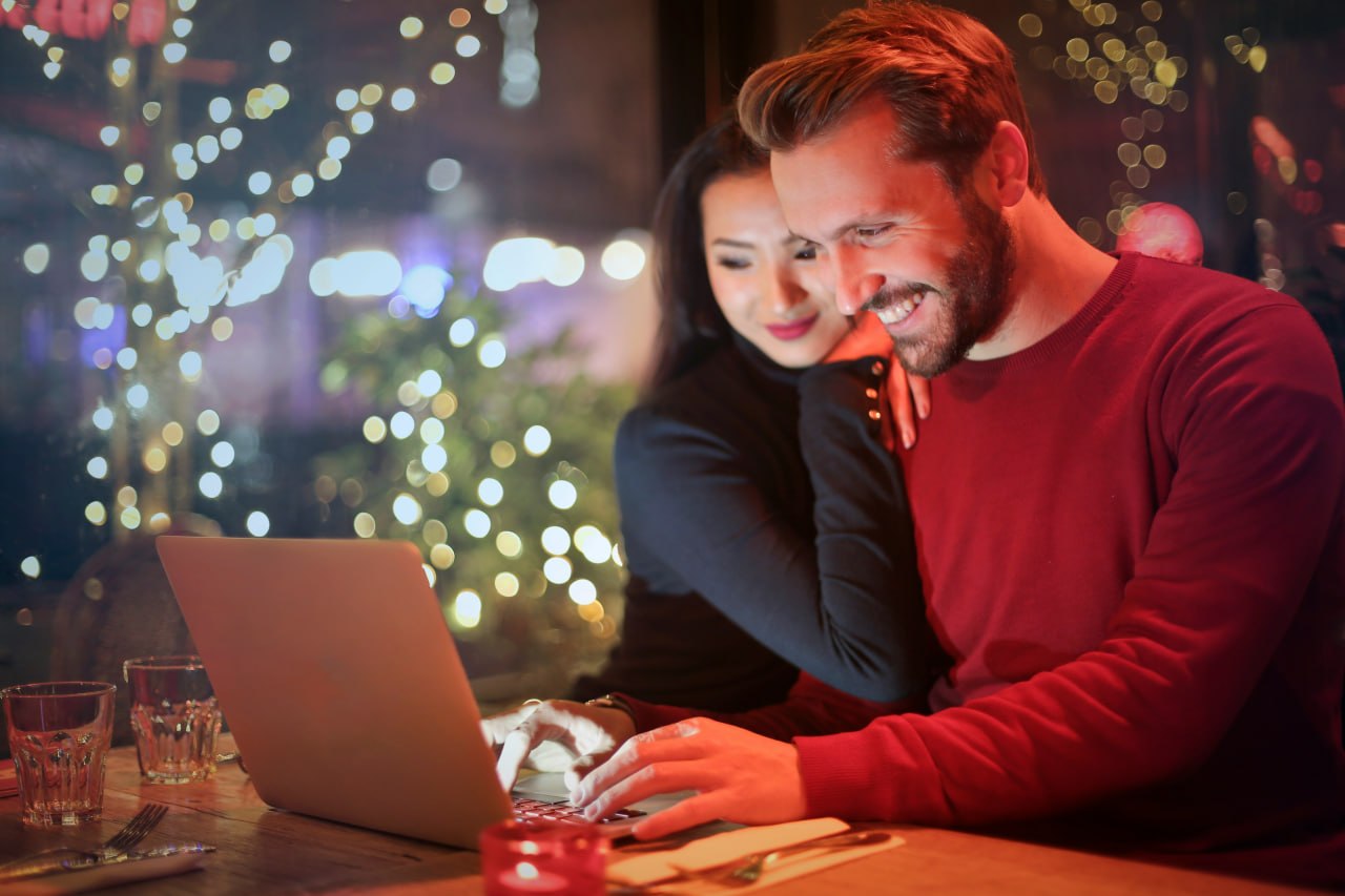 O encontro de um casal que celebra suas paixões livremente através do namoro para geeks.