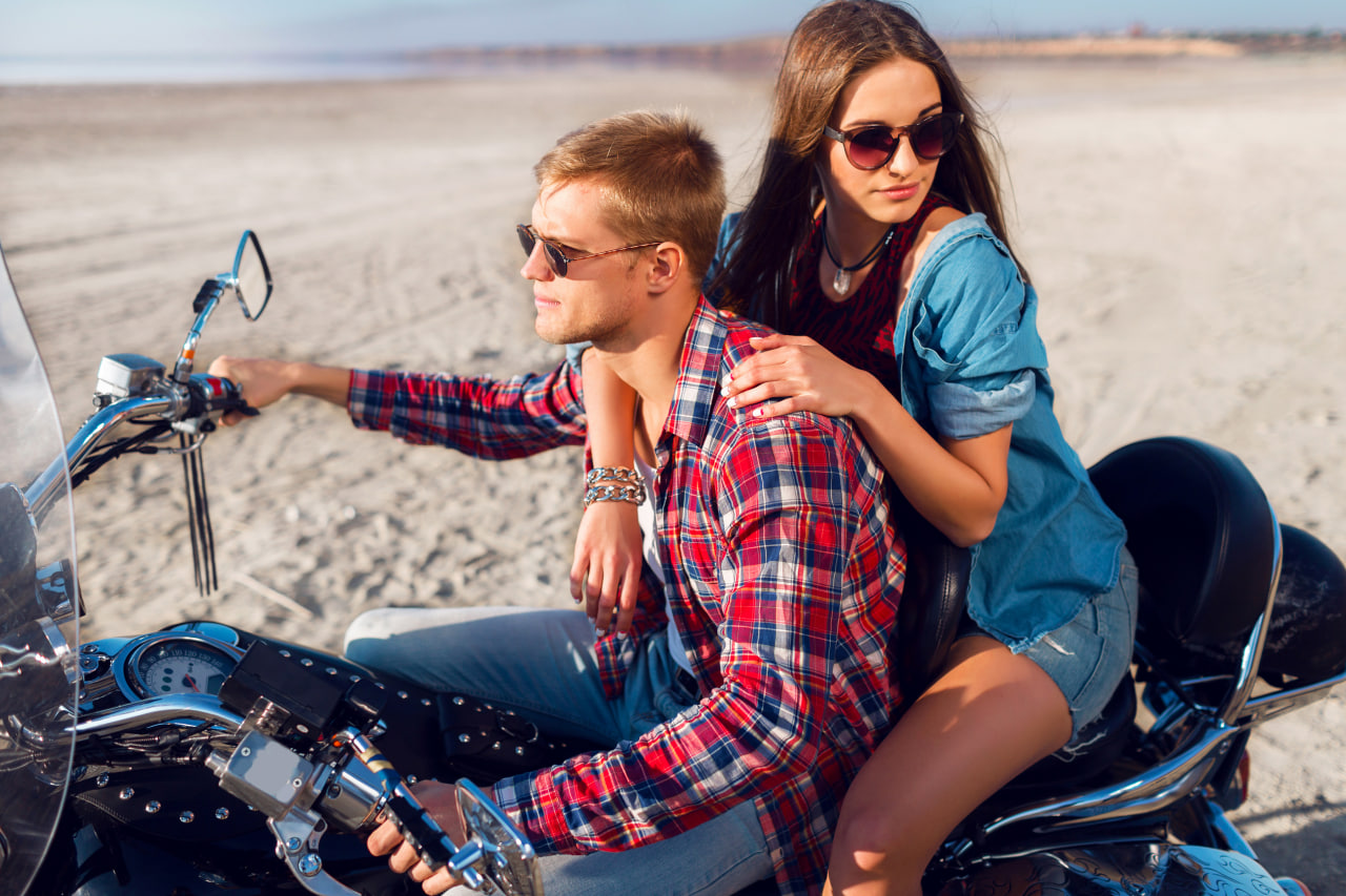 O encontro de dois apaixonados pela estrada que construíram uma relação real no namoro biker.