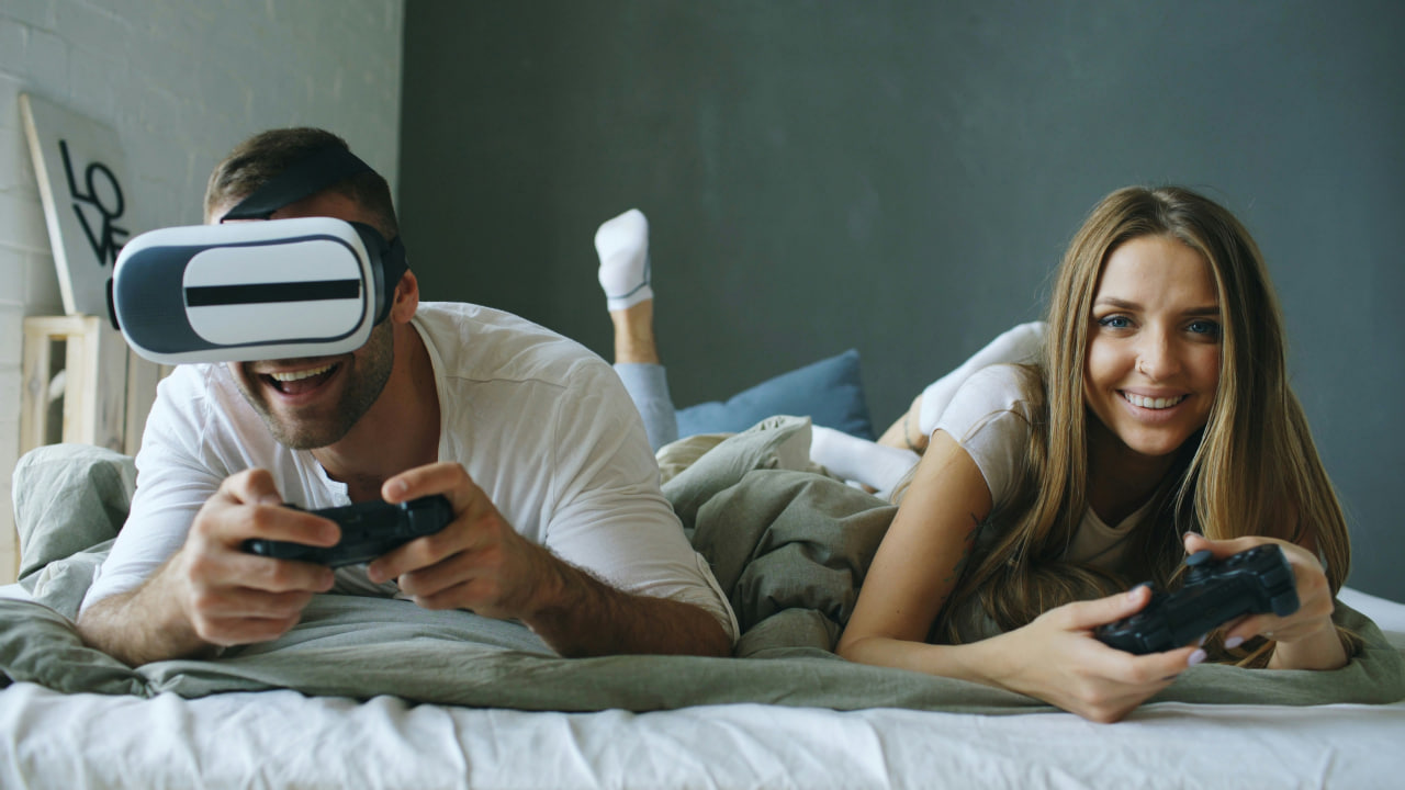 Um casal feliz de gamers que se conheceu no app de namoro para gamers Kismia.