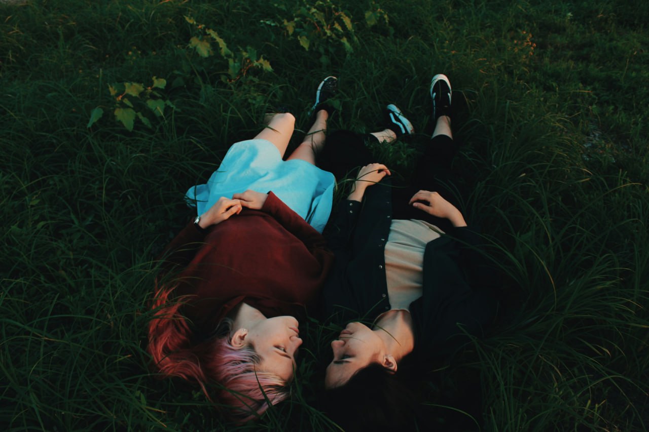 Una pareja de mujeres bisexuales felices y enamoradas que conectaron a través del sitio para mujeres bisexuales Kismia.