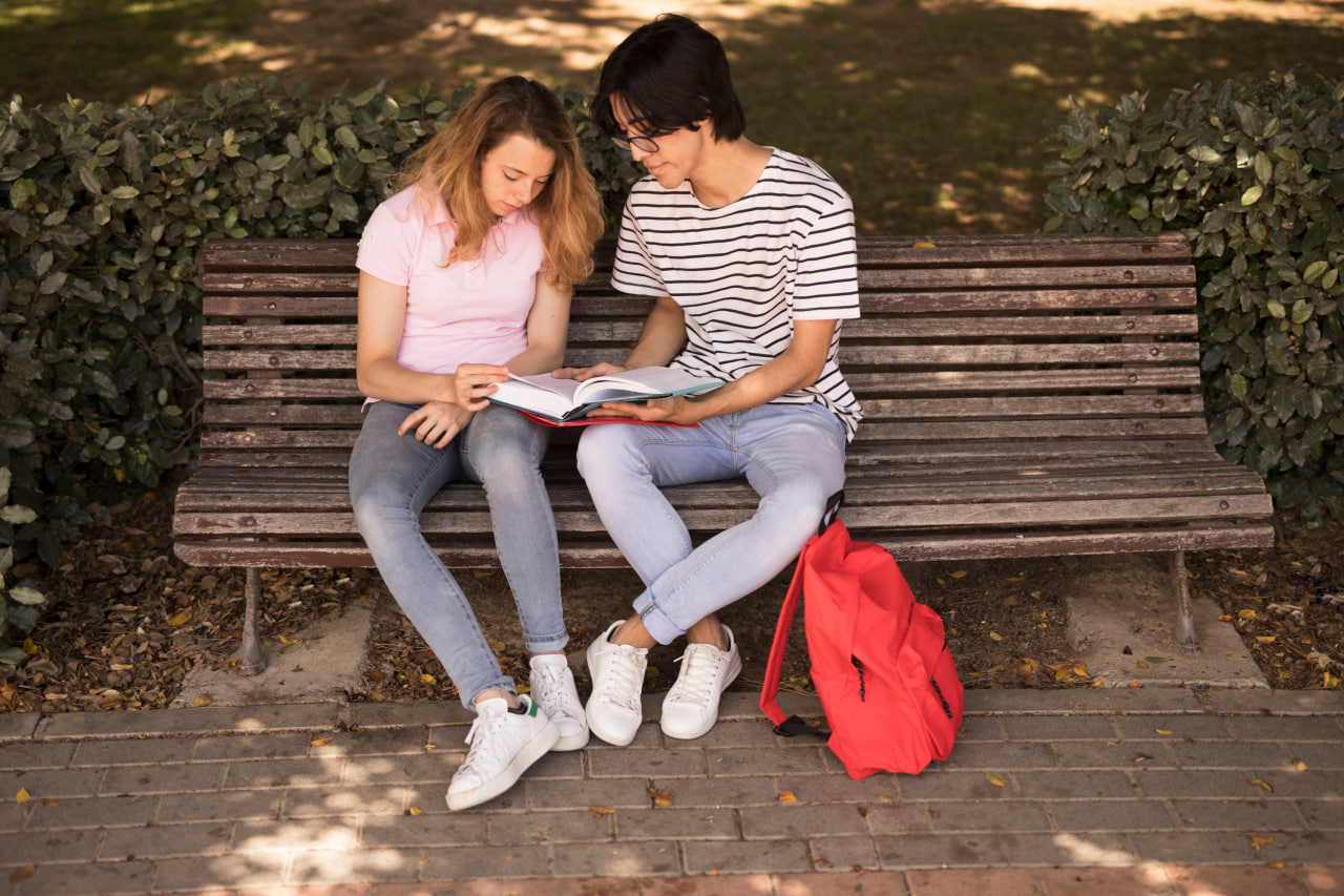 Paar mit Tiefgang genießt die gemeinsame Zeit und echte Wellenlänge dank Nerd-Dating