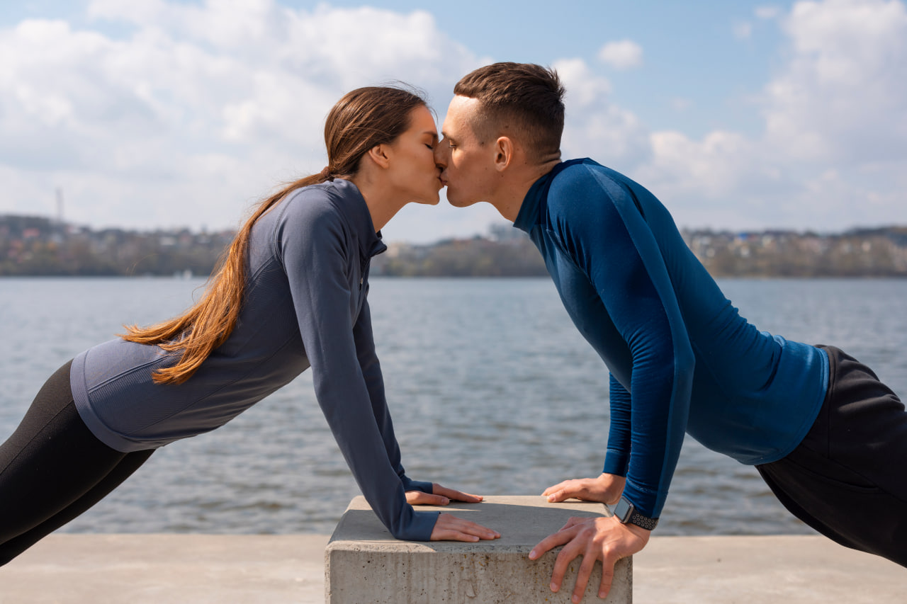 Un couple de célibataires actifs et complices qui se sont trouvés grâce au site de rencontre fitness.