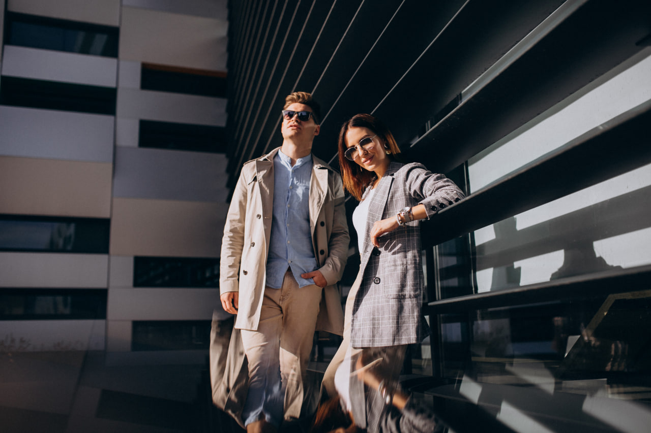 Um casal de sucesso vivendo uma relação verdadeira e de igualdade no namoro para milionários Kismia.