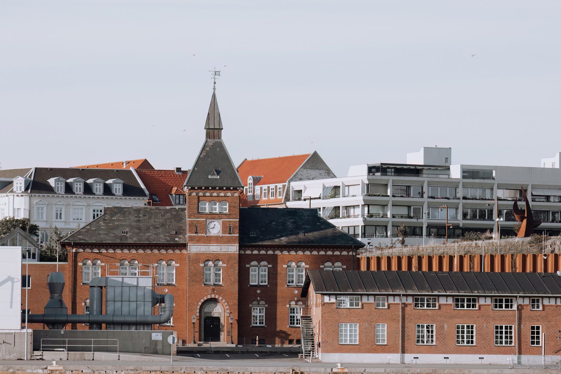 What attracts Esbjerg locals to dating platforms?