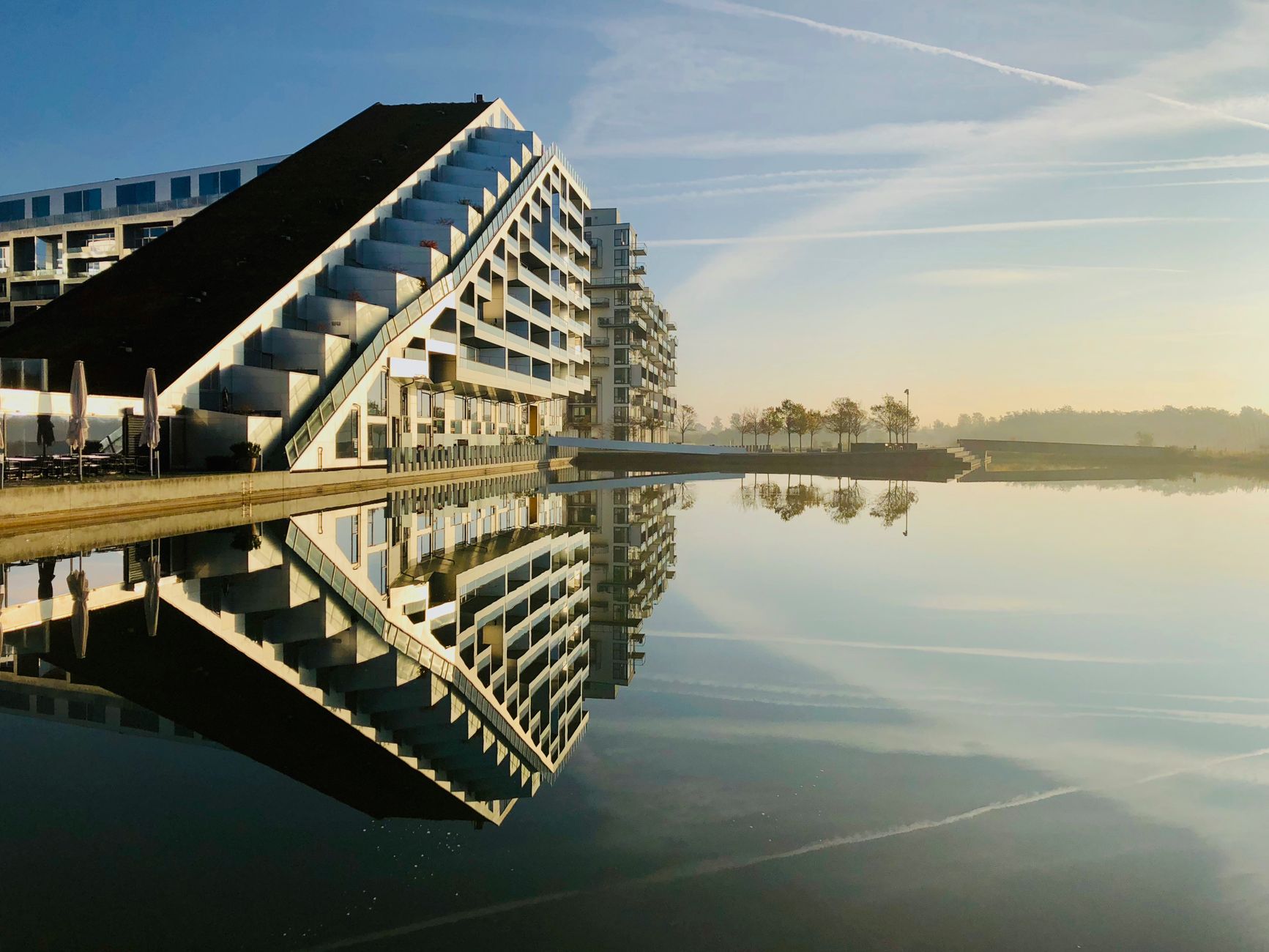 What are the key aspects of dating in Vejle?