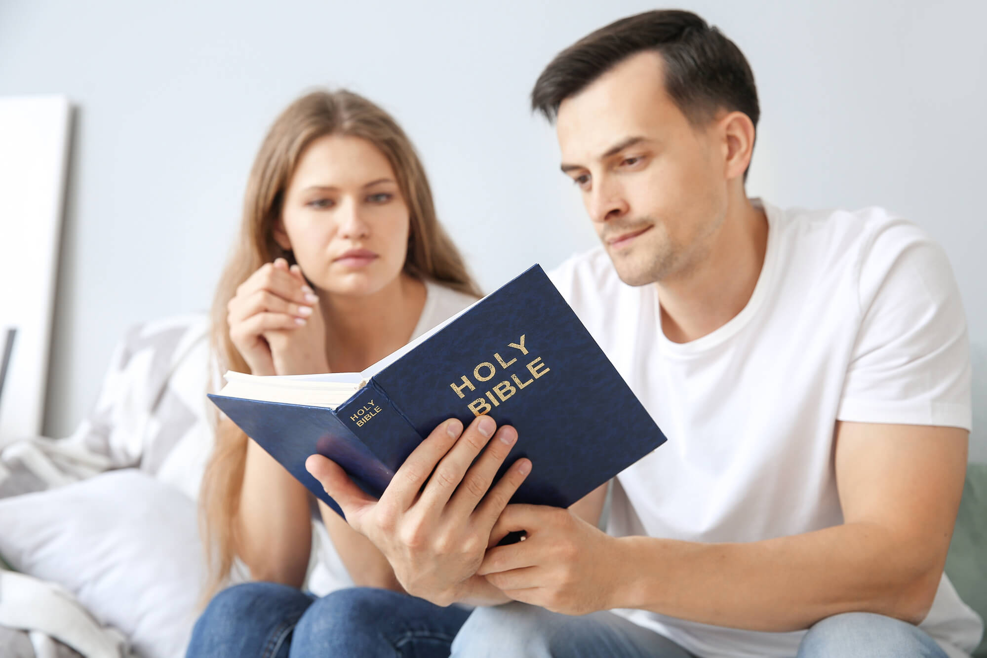 para czytająca Biblię