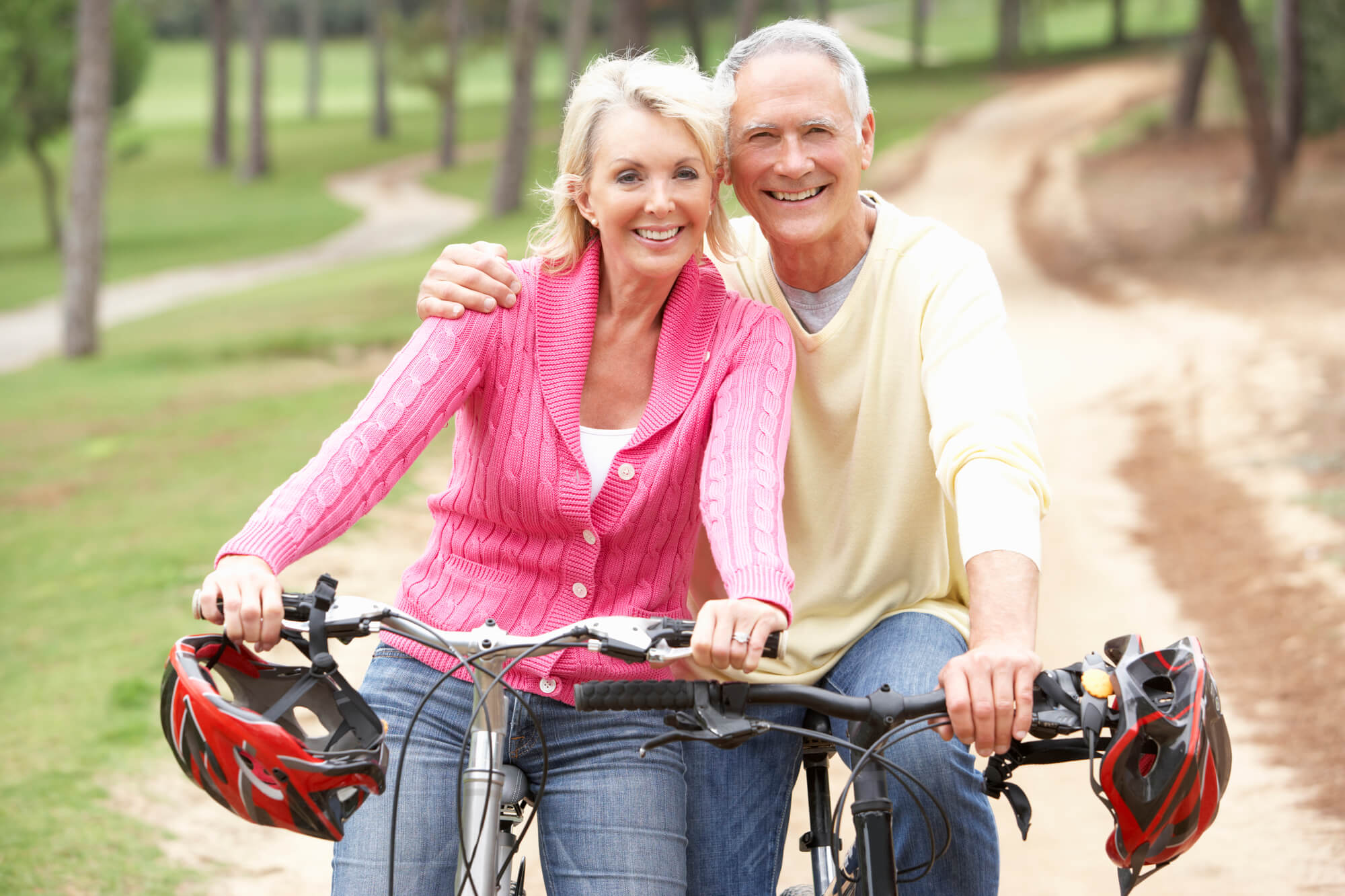 casal de 60 anos andando de bicicleta