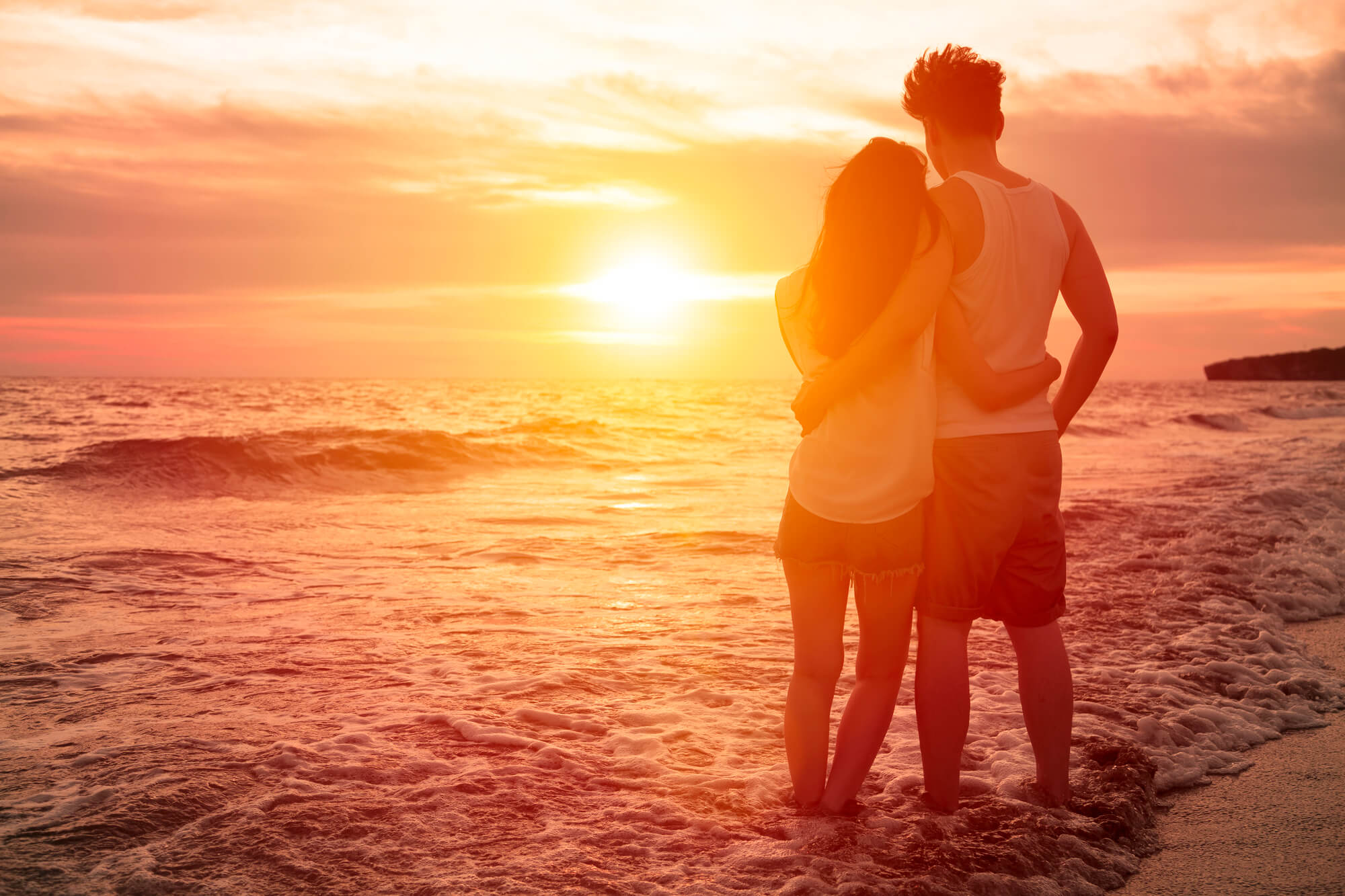pareja enamorada al atardecer