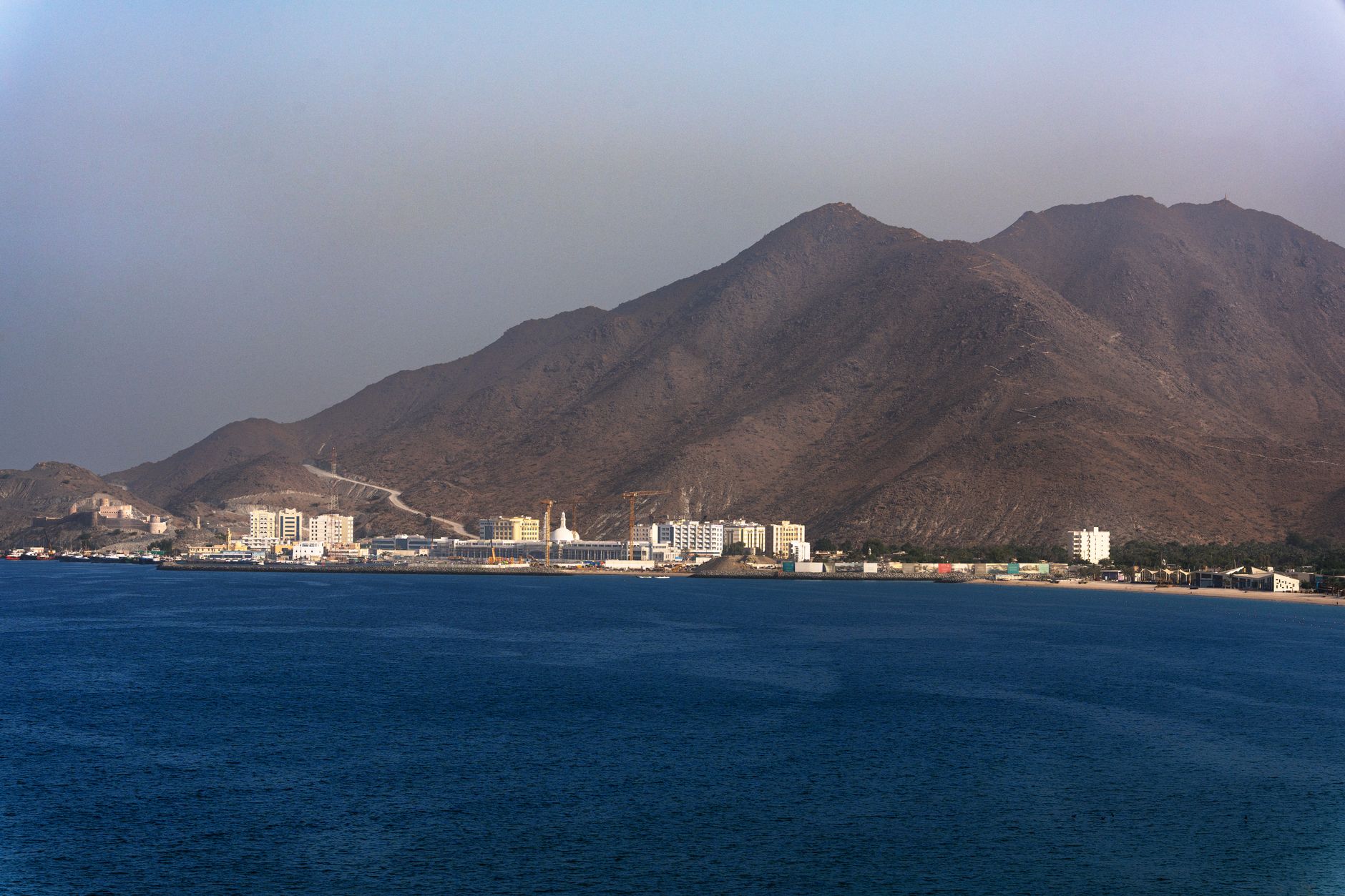 Meet people in Khor Fakkan without leaving it to chance